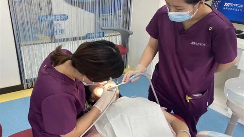 以下是一些在市场上口碑较好的冷光美白仪器品牌：